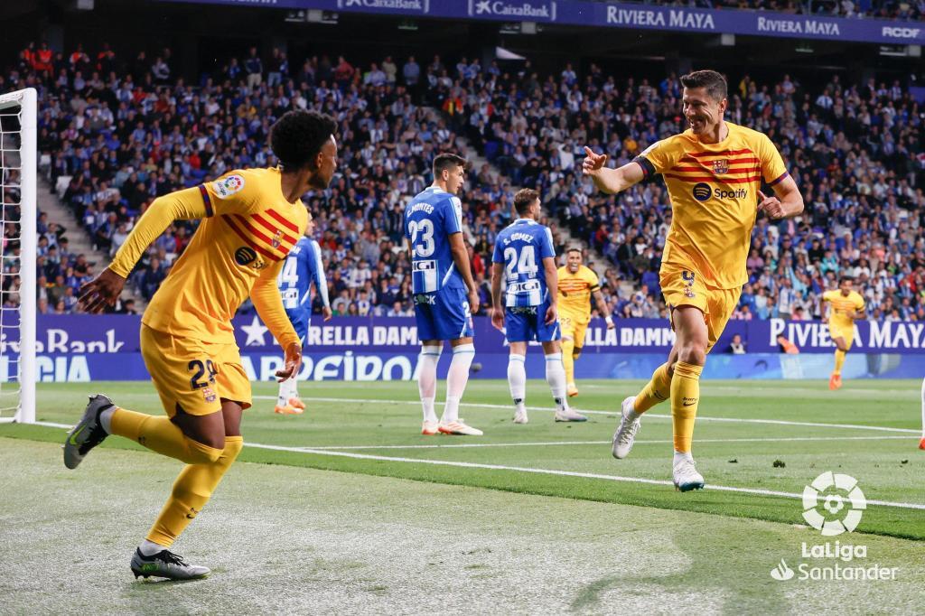 Lewandowski marcando ante el Espanyol