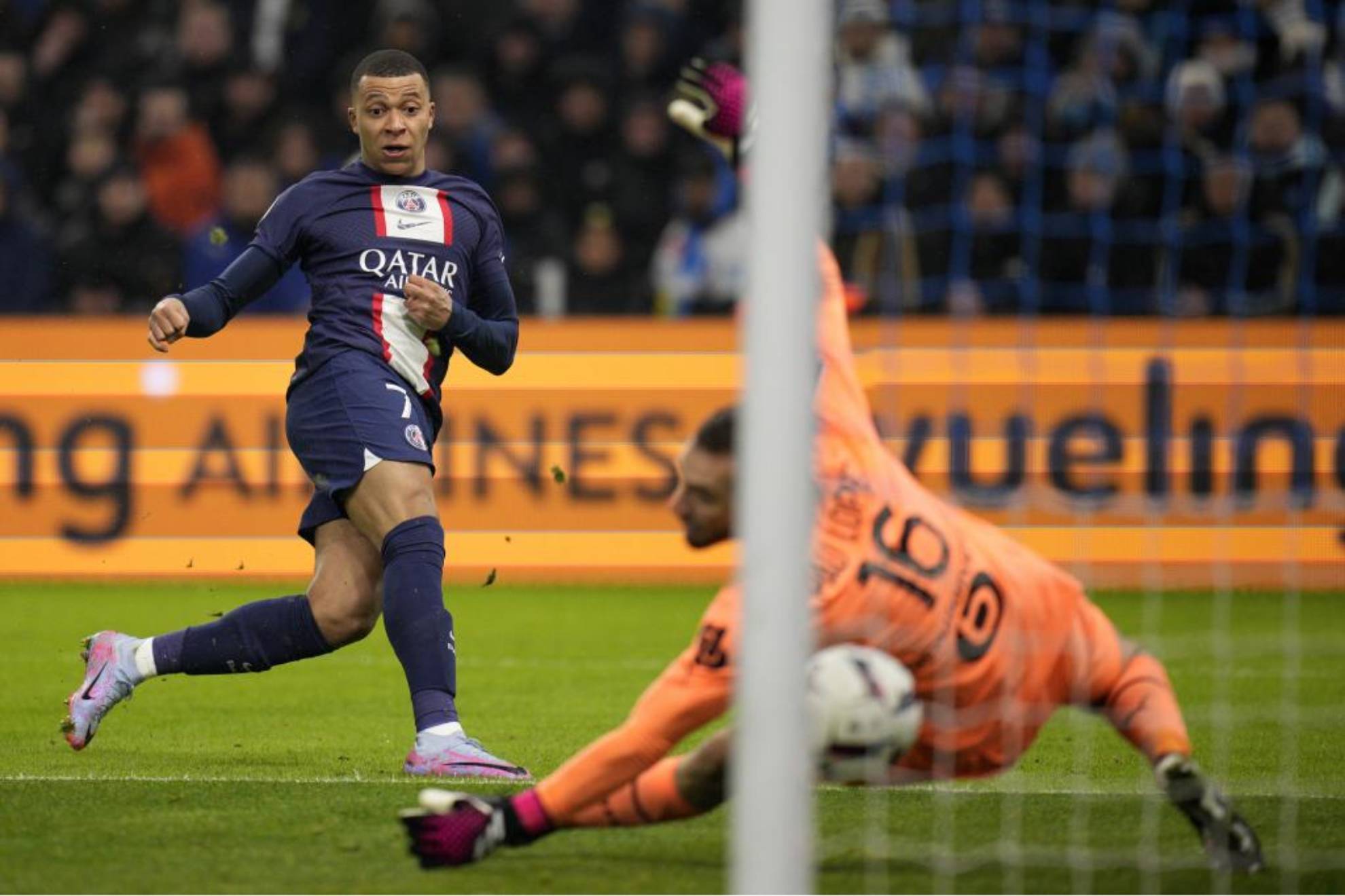 Mbapp, marcando un gol con PSG en la Ligue 1 de Francia