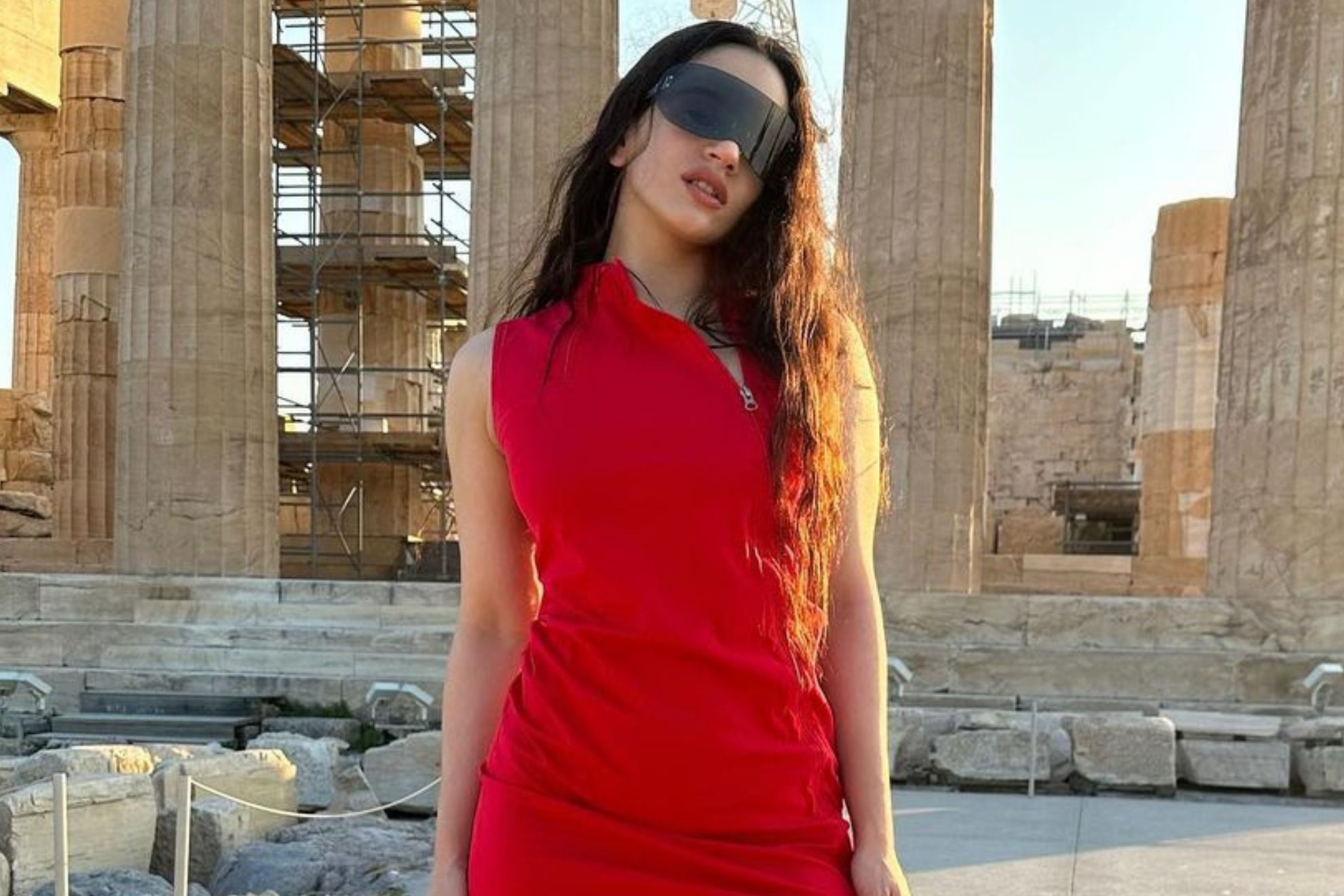 Nuevo lío para Rosalía: podría ser multada por ir al Acrópolis de Atenas en tacones